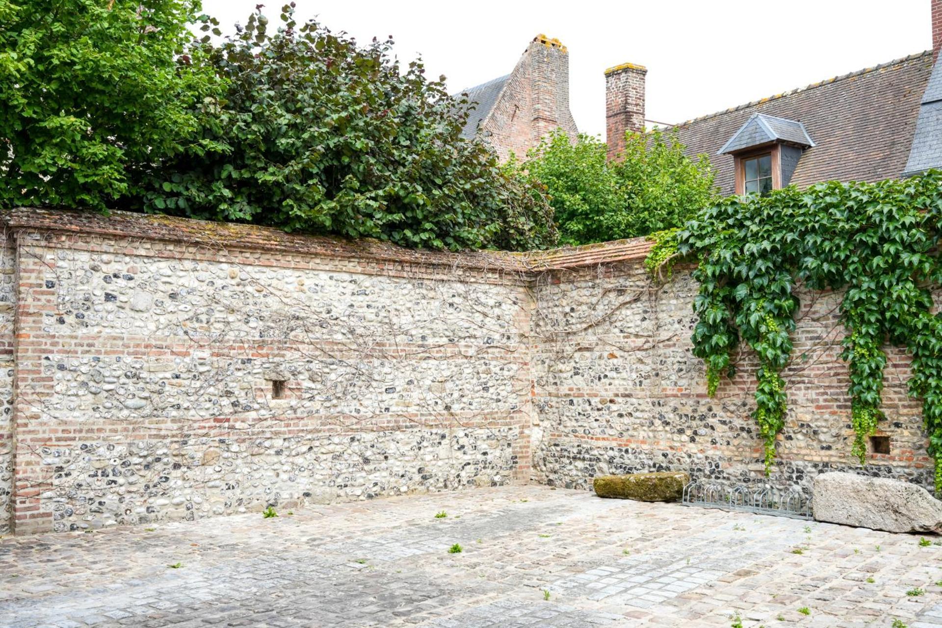 Le Clos De St Val 1 *